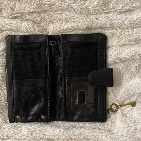 Fossil wallet, barely used, great condition. - Picture 2 of 3